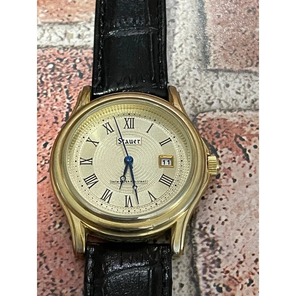Stauer‎ Metropolitan Gold Tone Watch Roman Numeral Date Black Leather Strap Box